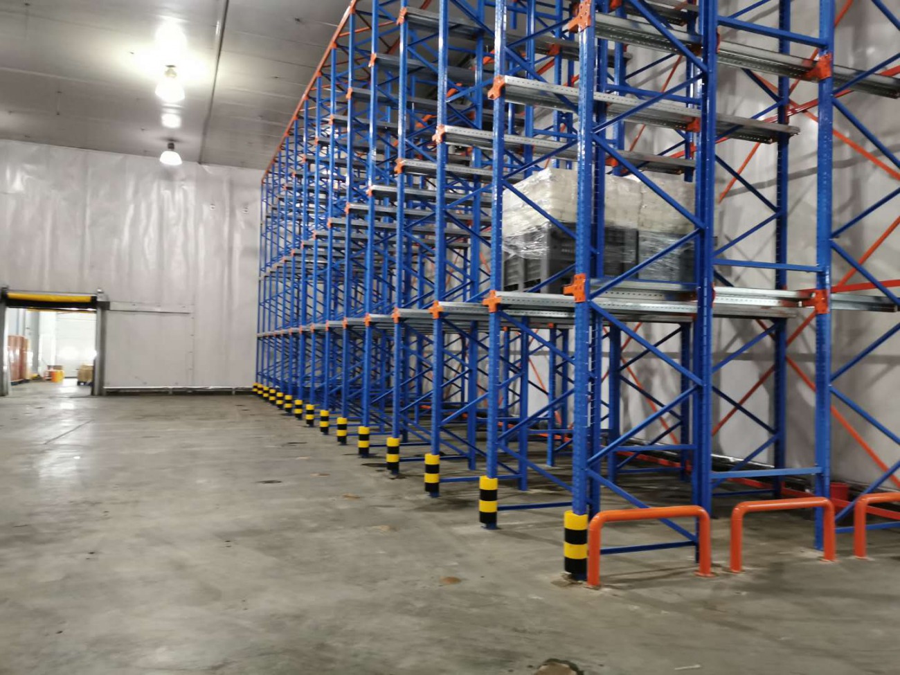 冷库用什么货架比较好？两种类型货架均可满足